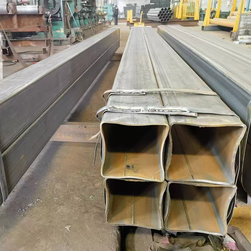 Stor kaliber svart rektangulärt rör